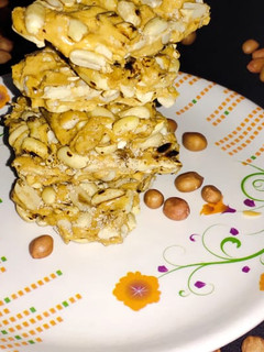 गुड़ मूंगफली चिक्की(Gud moongfali chikki recipe in Hindi) रेसिपी मुख्य फोटो