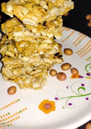 गुड़ मूंगफली चिक्की(Gud moongfali chikki recipe in Hindi) रेसिपी मुख्य फोटो