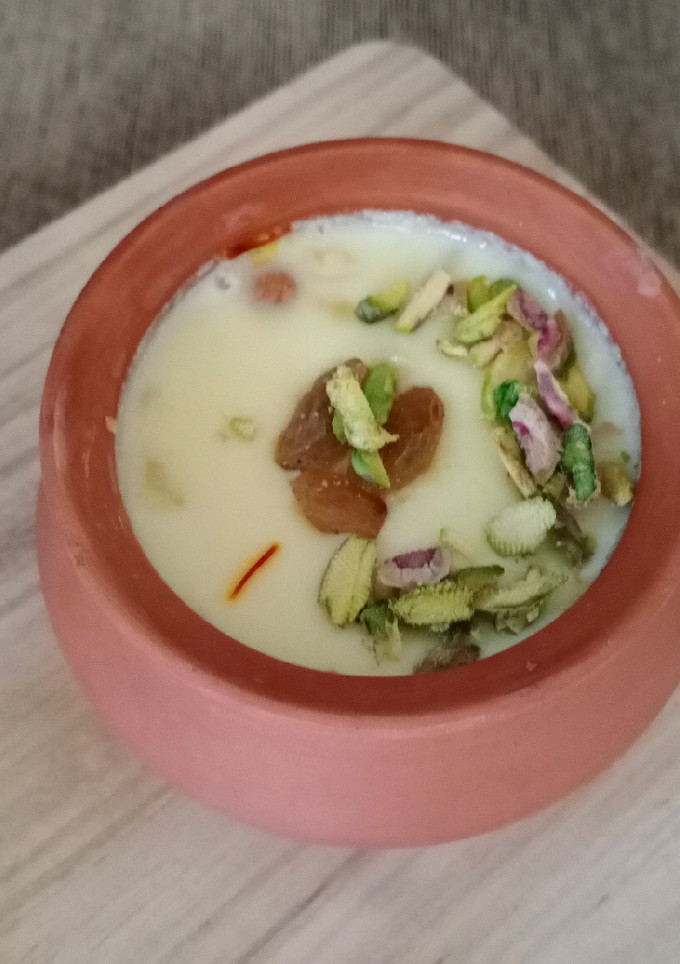 મટકા મલાઈ ખિર (Matka Malai Kheer Recipe In Gujarati) રેસીપી મુખ્ય ફોટો