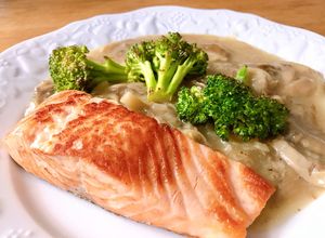 Hình của món Cá Hồi Áp Chảo Sốt Kem Nấm Fake Healthy.