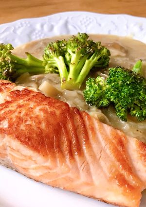 Hình của món Cá Hồi Áp Chảo Sốt Kem Nấm Fake Healthy.