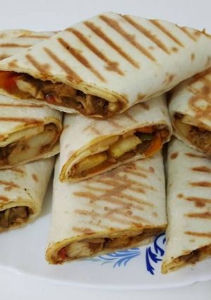 صورة لوصفة فاهيتا الدجاج والفطر والجزر بخبز التورتيلا المنزلي الرائع 🌯🌯🌯