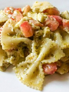 Una foto de Pasta salsa pesto y mozzarella