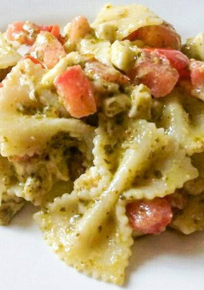 Una foto de Pasta salsa pesto y mozzarella
