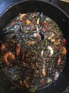 Una foto de Paella de marisco con tinta negra