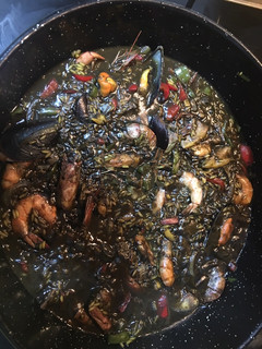 Una foto de Paella de marisco con tinta negra
