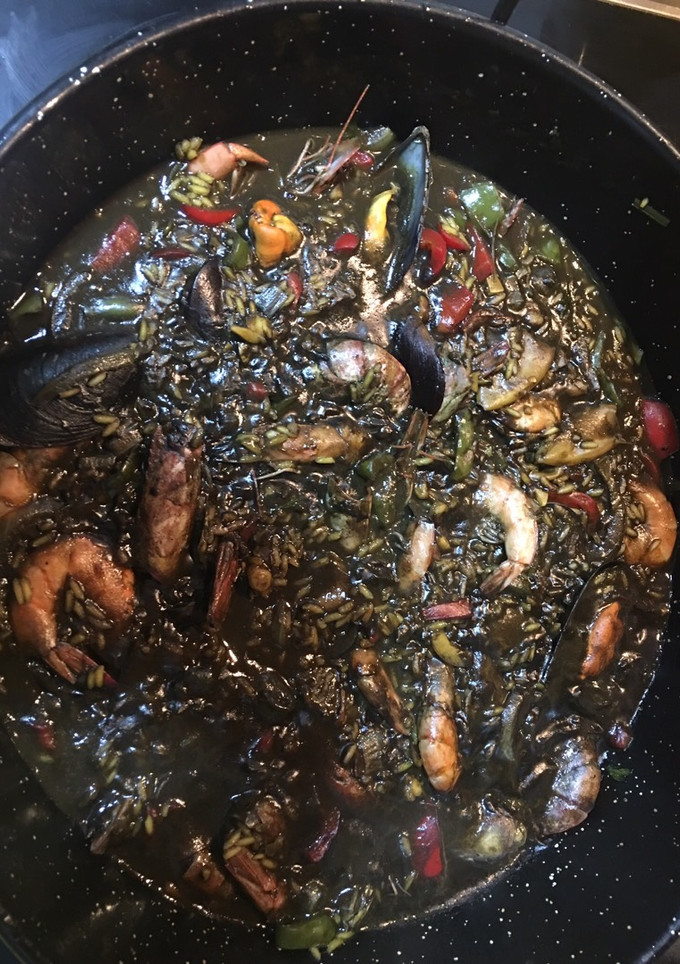 Una foto de Paella de marisco con tinta negra