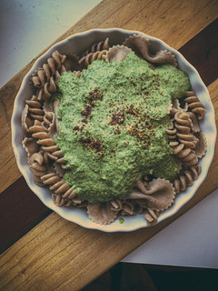 Una foto de Tallarines integrales son salsa de cilantro