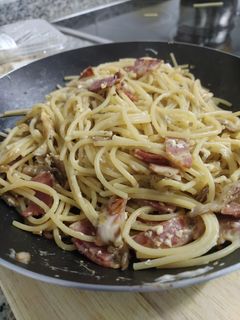 Una foto de 🍝 Pasta carbonara con setas