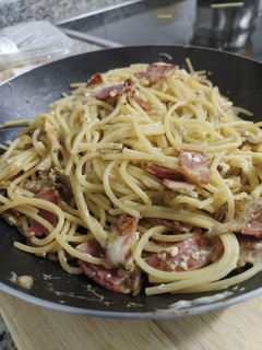 Una foto de 🍝 Pasta carbonara con setas