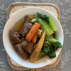 A picture of Taiwanese beef noodle soup 台式紅燒牛肉麵.