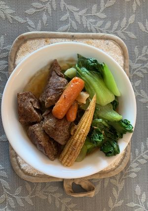 A picture of Taiwanese beef noodle soup 台式紅燒牛肉麵.