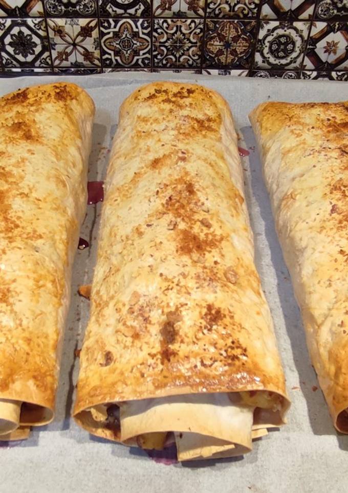 Штрудель з яблуками та мигдалем в лаваші😋
