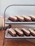 Lingotes de brownie con dulce de leche y crema