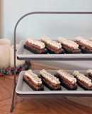 Lingotes de brownie con dulce de leche y crema