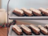 Lingotes de brownie con dulce de leche y crema