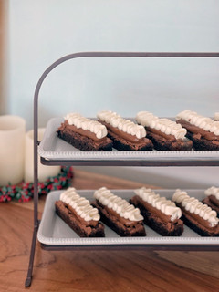 Una foto de Lingotes de brownie con dulce de leche y crema