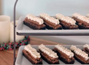 Una foto de Lingotes de brownie con dulce de leche y crema
