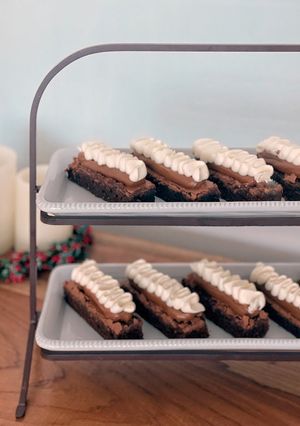Una foto de Lingotes de brownie con dulce de leche y crema