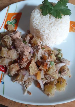 Una foto de Saltado de atún