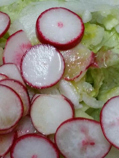 Una foto de Ensalada picosita de rabanitos