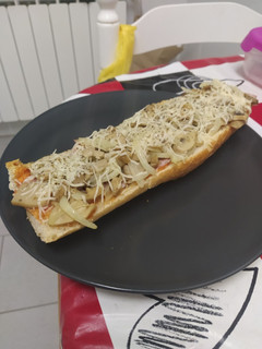 Una foto de 🥖 Pan-pizza de champiñones y cebolla