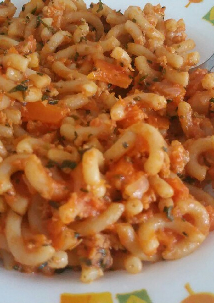 Una foto de Fideuá vegano con "carne"