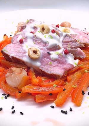 Foto di Tagliata di braciola di vitello (600gr) con crema di gorgonzola con nocciole, e peperoni
