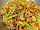 Nui xào tôm thịt măng tây