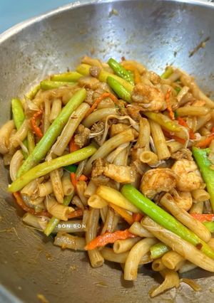 Hình của món Nui xào tôm thịt măng tây.