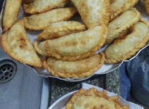 Una foto de Empanadas de pollo y yapa (regalo-extra) de dulce de batata (postre)