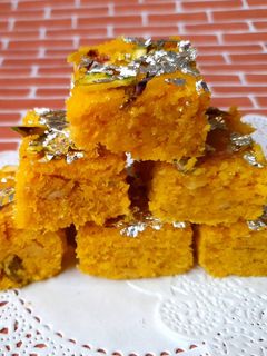 મેંગો કોકોનટ બરફી (Mango Coconut Barfi Recipe in Gujarati) રેસીપી મુખ્ય ફોટો