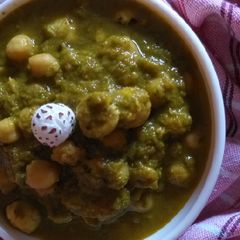 Chana makhana in creamy spinach gravy A picture of Chana makhana in creamy spinach gravy.