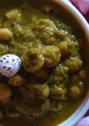 A picture of Chana makhana in creamy spinach gravy.