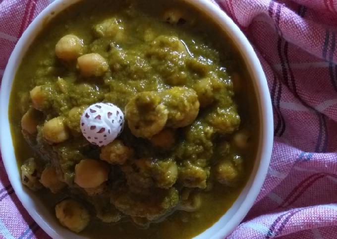 Chana makhana in creamy spinach gravy