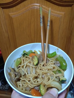 Foto principal de Chop Suey de Ternera con fideos Rápido!