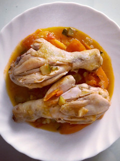 Una foto de Jamoncitos de pollo guisados con verduras
