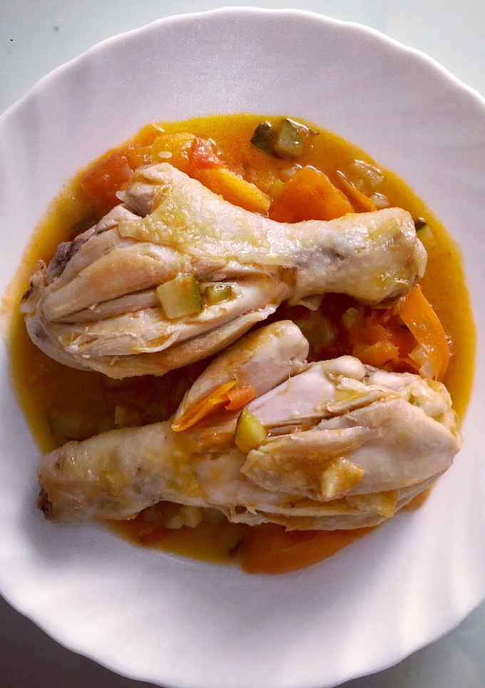 Una foto de Jamoncitos de pollo guisados con verduras
