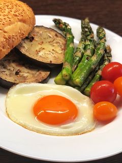 Padlizsános, spárgás, tükörtojásos reggeli recept fotója