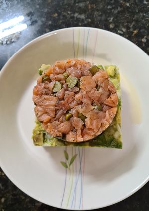 Una foto de 131. Tartar de Salmón Ahumado y Aguacate