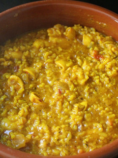 Una foto de Arroz con gambas y calamares