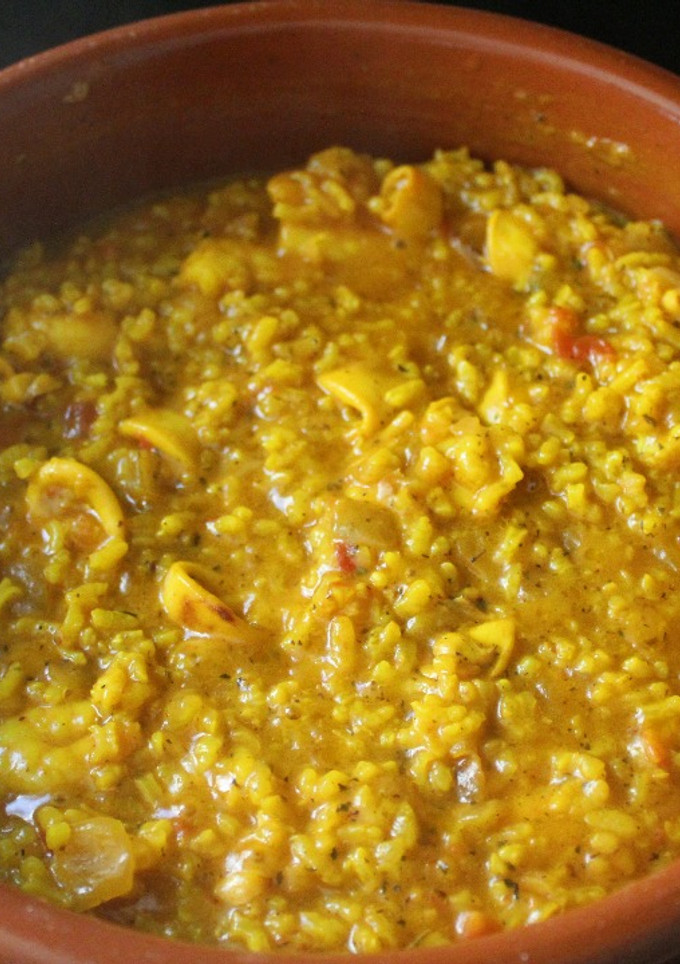 Una foto de Arroz con gambas y calamares