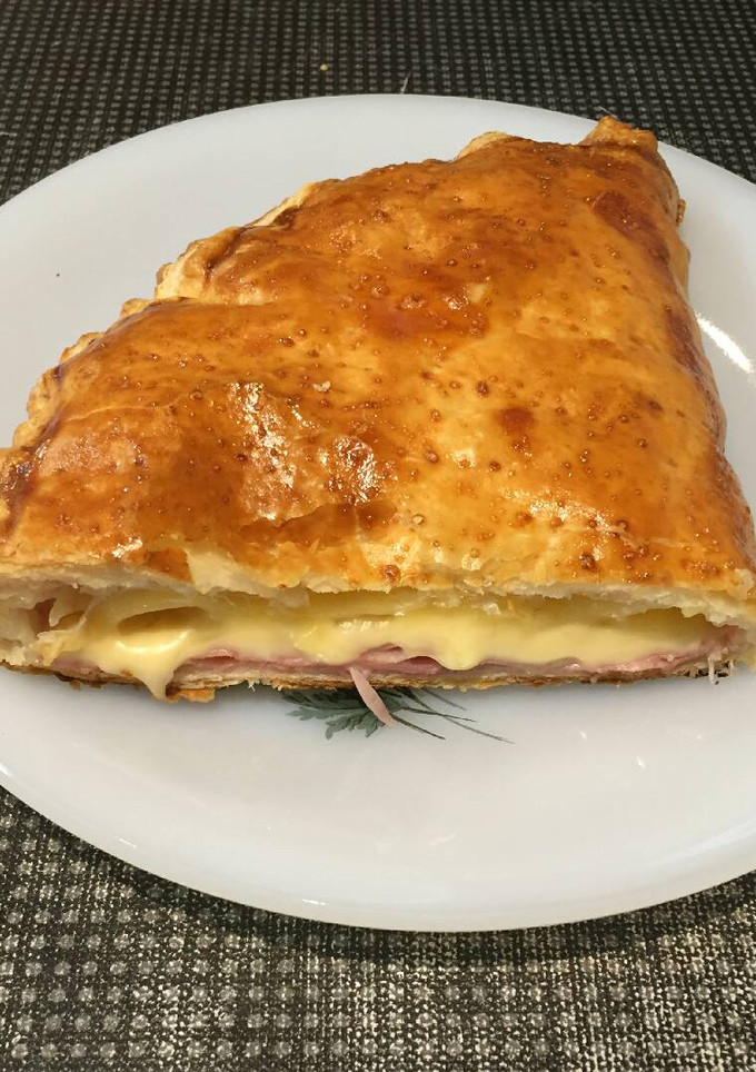 Una foto de Hojaldre de jamón York y queso