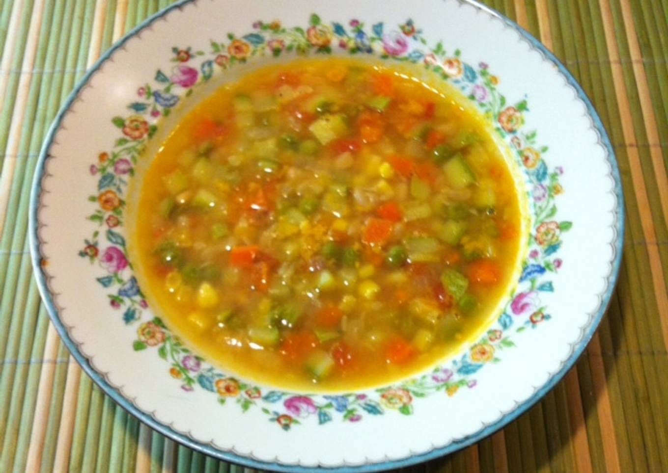 Sopa de verduras con alubias ©