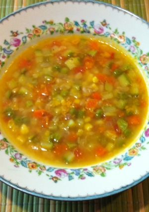 Una foto de Sopa de verduras con alubias ©