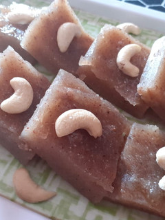 सिंघाड़े की बर्फी (Singhare ki Barfi recipe in Hindi) रेसिपी मुख्य फोटो