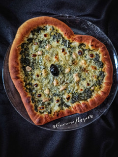 صورة لوصفة بيتزا بالسبانخ 🍕🌿 محشوة الجوانب 🧀 على شكل قلب ❤