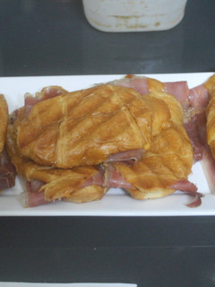 Una foto de Cruasanes rellenos de jamón salado