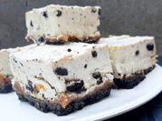 Una foto de cheesecake de oreo al horno
