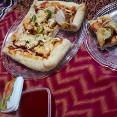 A picture of Chicken tikka pizza (without oven bake in pateela).